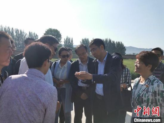 圖為杜德志在基層調(diào)研。受訪者供圖