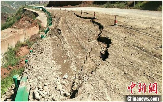 圖為發(fā)生路基下沉滑移險(xiǎn)情的路段。果洛公路總段供圖