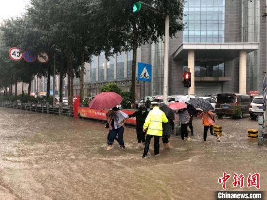 8月28日，青海省東部出現(xiàn)強降水天氣過程，其中西寧地區(qū)出現(xiàn)入汛以來雨量最大、強度最大的強降水過程。西寧交警供圖