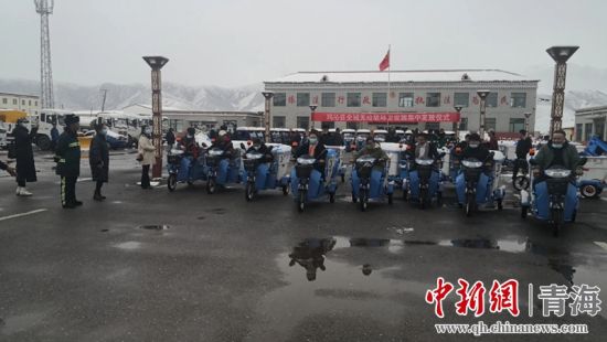圖為環(huán)衛(wèi)設施集中發(fā)放儀式現(xiàn)場。甘恩超 攝