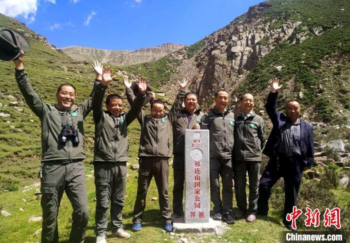 圖為管護(hù)員們難得的一次合影。受訪者供圖