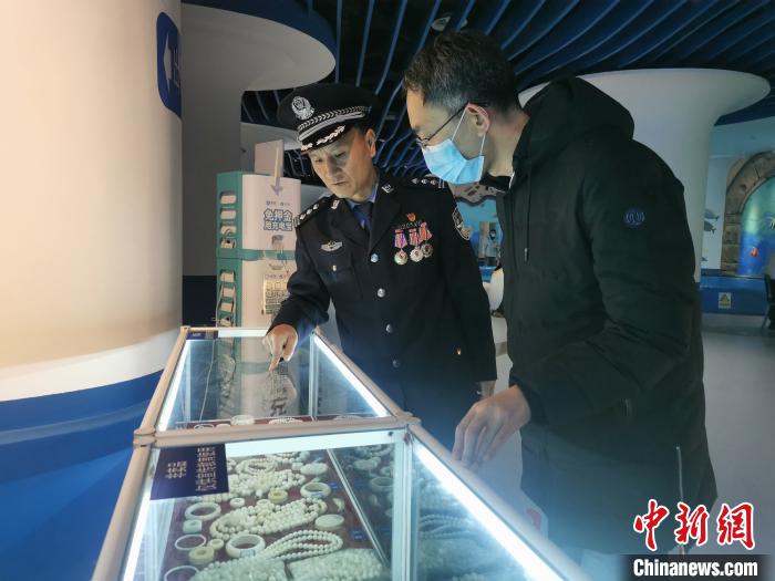 圖為森林警察為游客講解查獲這些象牙制品過程中發(fā)生的真實(shí)故事?！∥乃碱?攝