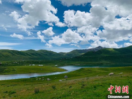 圖為果洛州境內(nèi)的年保玉則。（資料圖）　孫?！z