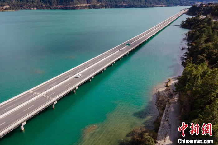 資料圖為西藏拉薩至林芝高等級公路多布湖風光?！〗w波 攝