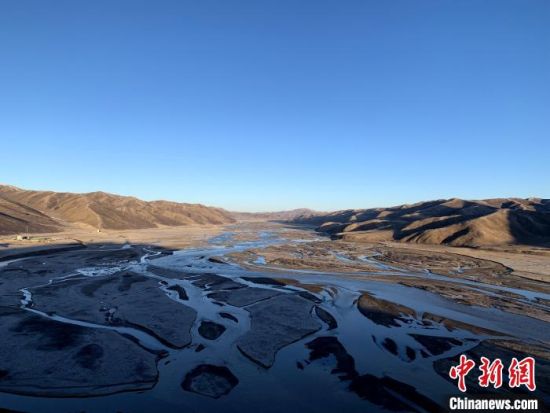 圖為三江源腹地，黃河流經(jīng)達(dá)日縣。（資料圖） 孫睿 攝 　　