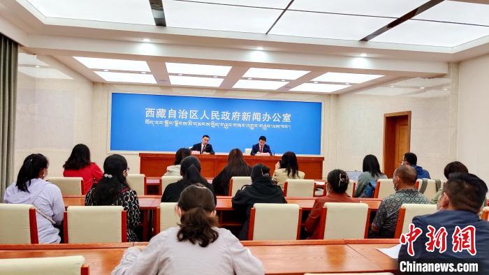 圖為西藏阿里地區(qū)在拉薩召開新聞發(fā)布會，發(fā)布西藏和平解放70年來阿里地區(qū)經(jīng)濟社會發(fā)展成就?！∝暽＠?攝