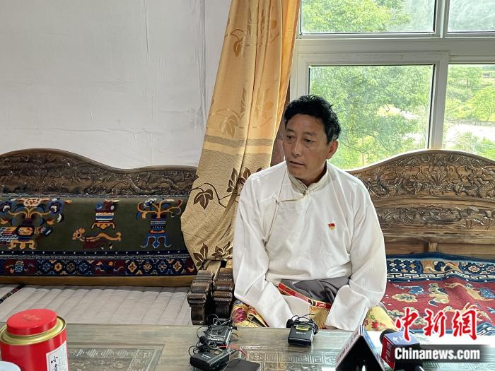 巴卡村黨支部書(shū)記、村委會(huì)主任尼瑪次仁。周璟 攝