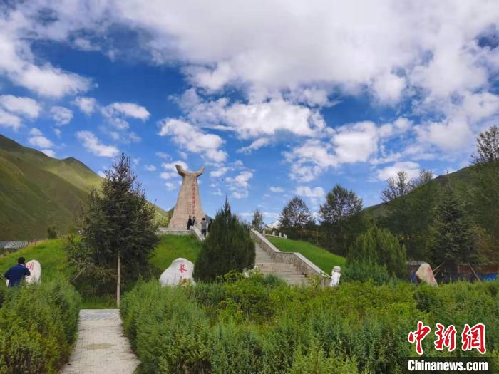 圖為三江源自然保護(hù)區(qū)紀(jì)念碑?！∏嗪Ｊ∥幕吐糜螐d供圖