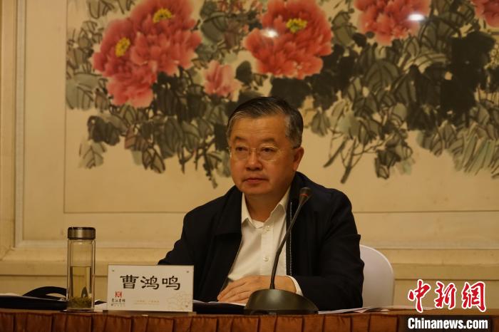 圖為全國(guó)人大常委會(huì)委員、全國(guó)人大華僑委員會(huì)副主任委員、致公黨中央副主席曹鴻鳴講話。　潘雨潔 攝