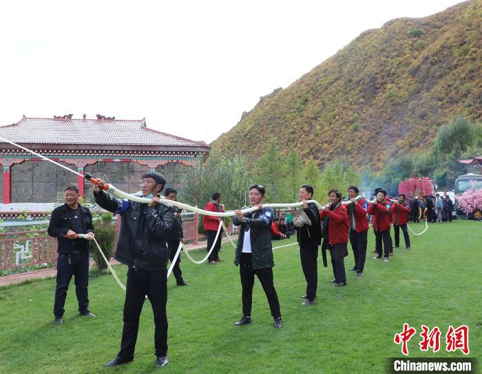 圖為護(hù)林員體驗(yàn)架設(shè)水泵?！〔际猩窒乐ш?duì) 供圖