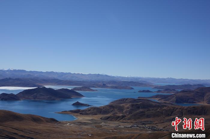冬日羊卓雍措：湖水湛藍(lán)，如詩如畫