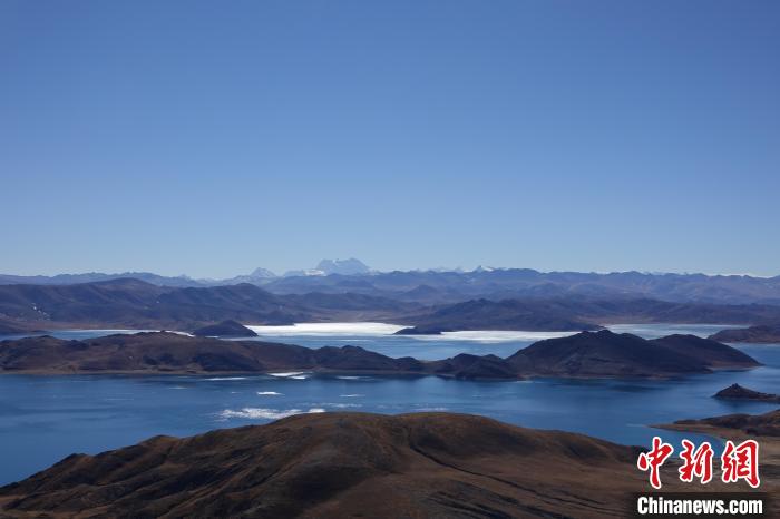 圖為從海拔約5000米的魯日拉觀景臺俯瞰羊湖?！∪轿木?攝