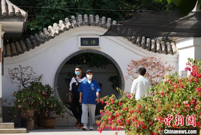 圖為市民在西寧園林植物園內(nèi)觀花賞景。　馬銘言 攝