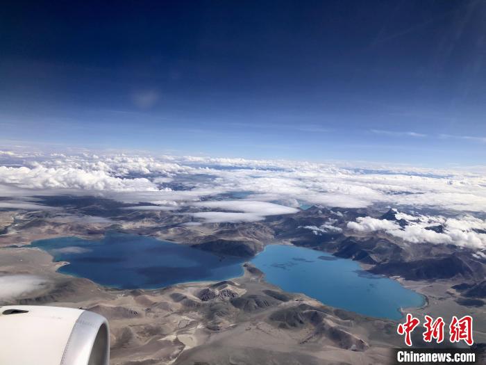 西藏阿里到拉薩航班途經(jīng)的高原湖泊?！?lt;a target='_blank' href='/'><p  align=