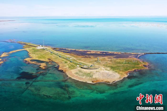 圖為無人機航拍青海湖?！≮w海梅 攝