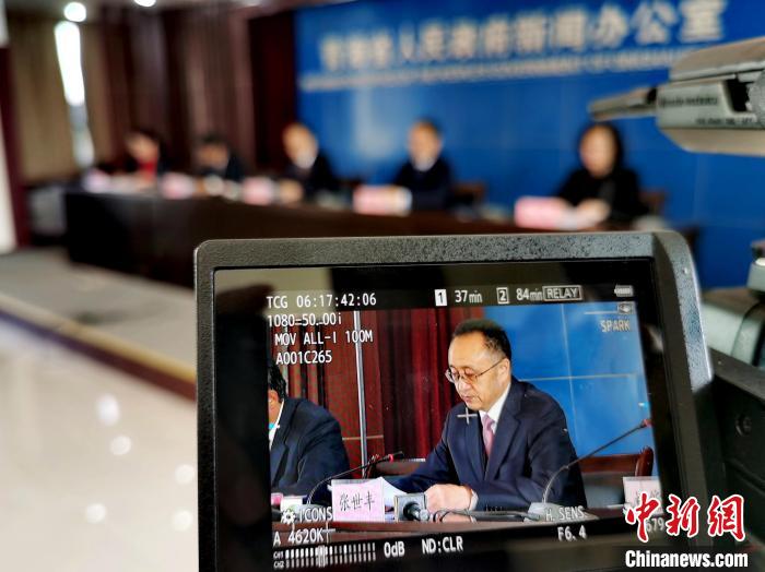 圖為青海省水利廳廳長(zhǎng)張世豐參加新聞發(fā)布會(huì)?！?zhí)砀?攝