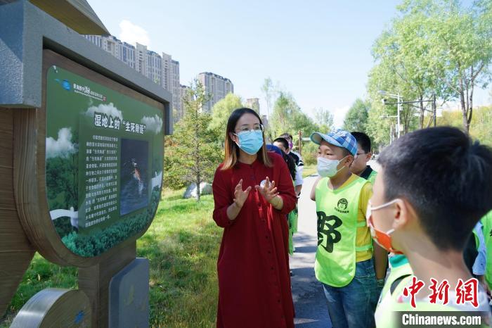 圖為小朋友在青海西寧湟水國家濕地公園內學習濕地知識?！●R銘言 攝