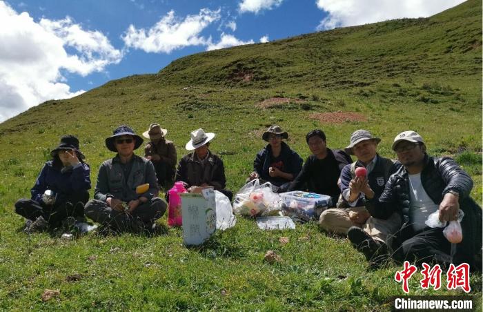 科研團(tuán)隊(duì)在熱魯盆地工作合影?！≈锌圃呵嗖馗咴?供圖