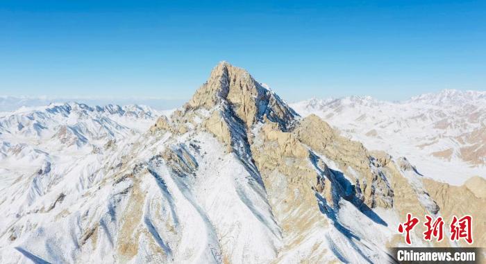 圖為山川被白雪覆蓋。　都蘭縣融媒體中心供圖