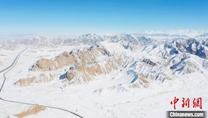 圖為無(wú)人機(jī)航拍高原雪景?！《继m縣融媒體中心供圖