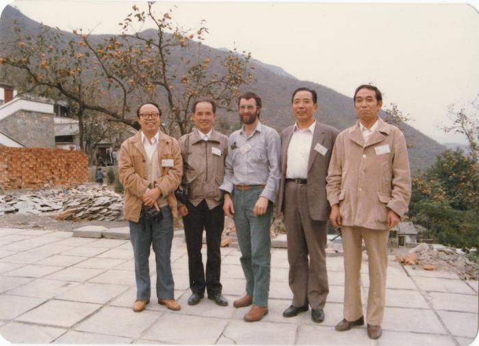 1987年早期脊椎動(dòng)物國際研討會(huì)在中國舉行，劉玉海先生(右一)與中外同行專家合影。　Gavin Young(澳大利亞) 供圖