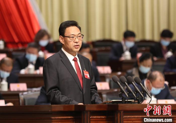 圖為青海省西寧市人民政府代市長石建平作政府工作報告?！∑钤鲚?攝
