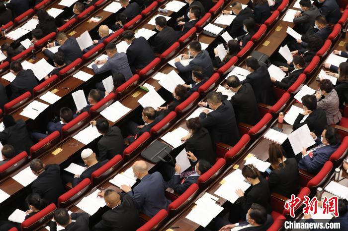 圖為會議現場，參會代表正在聽取政府工作報告?！∑钤鲚?攝