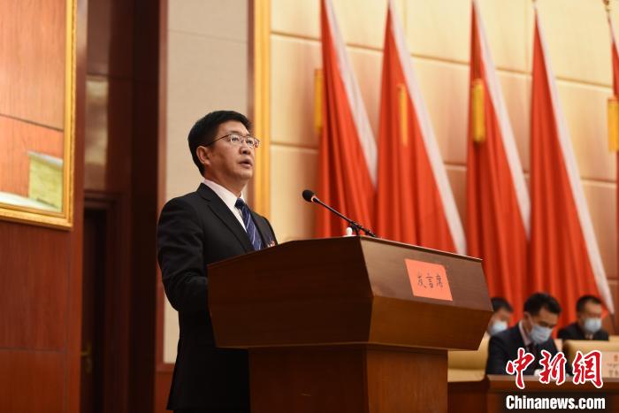 圖為青海省果洛州人民政府州長葉萬彬作政府工作報(bào)告?！　《嘟馨盒?攝