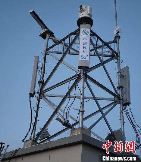 資料圖為建在龍羊峽湖區(qū)內(nèi)的5G基站?！∏嗪Ｒ苿?dòng)海南分公司供圖