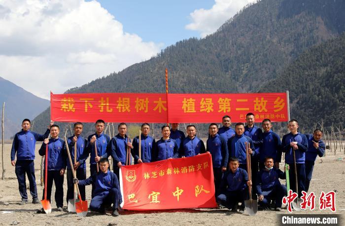 林芝市巴宜區(qū)森林消防中隊志愿服務(wù)隊合影留念。　西繞拉翁 攝