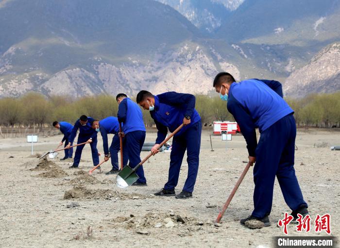 林芝市巴宜區(qū)森林消防中隊志愿服務(wù)隊正在揮鍬鏟土。　西繞拉翁 攝