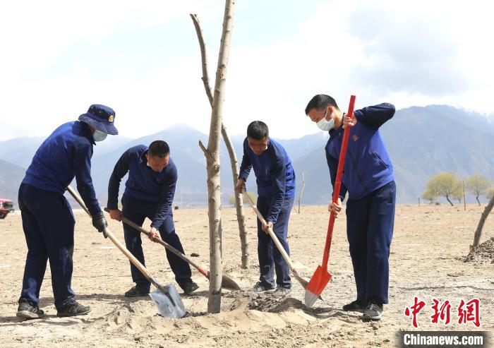 林芝市巴宜區(qū)森林消防中隊志愿服務(wù)隊正在平坑。　西繞拉翁 攝