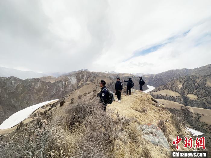 圖為曲麻萊縣崗當村的生態(tài)管護人員開展巡護?！《“瓦_杰 攝
