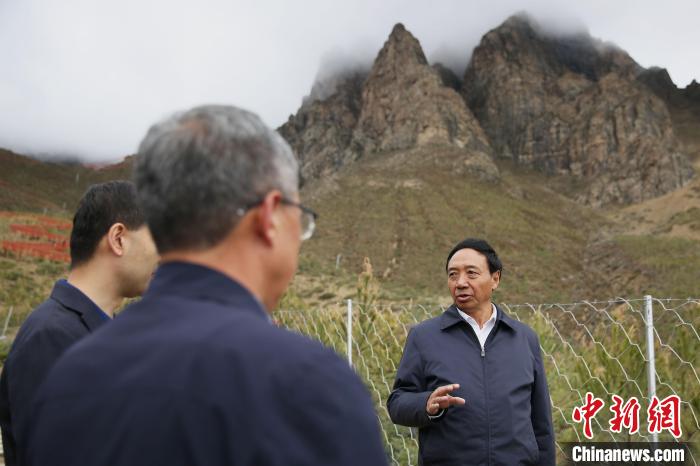 圖為西藏自治區(qū)人大常委會(huì)副主任、拉薩南北山綠化指揮部副總指揮江白(右)?！∝暣_ 攝