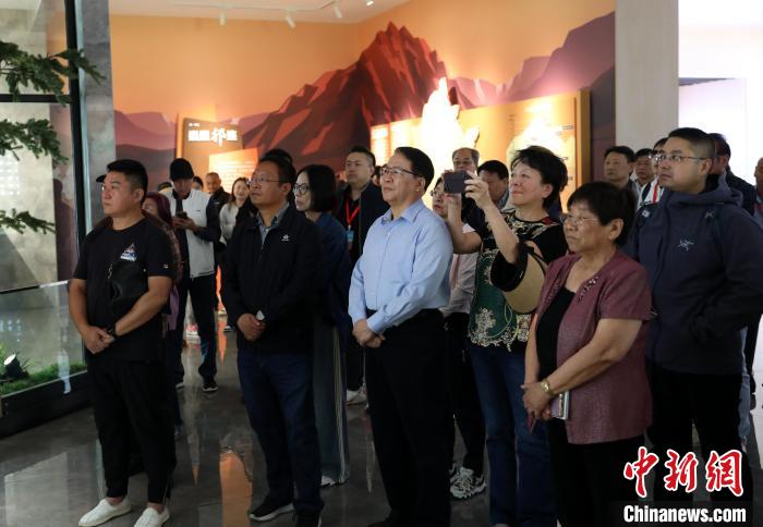 圖為臺(tái)商參訪祁連山國家公園生態(tài)科普館。　薛蒂 攝