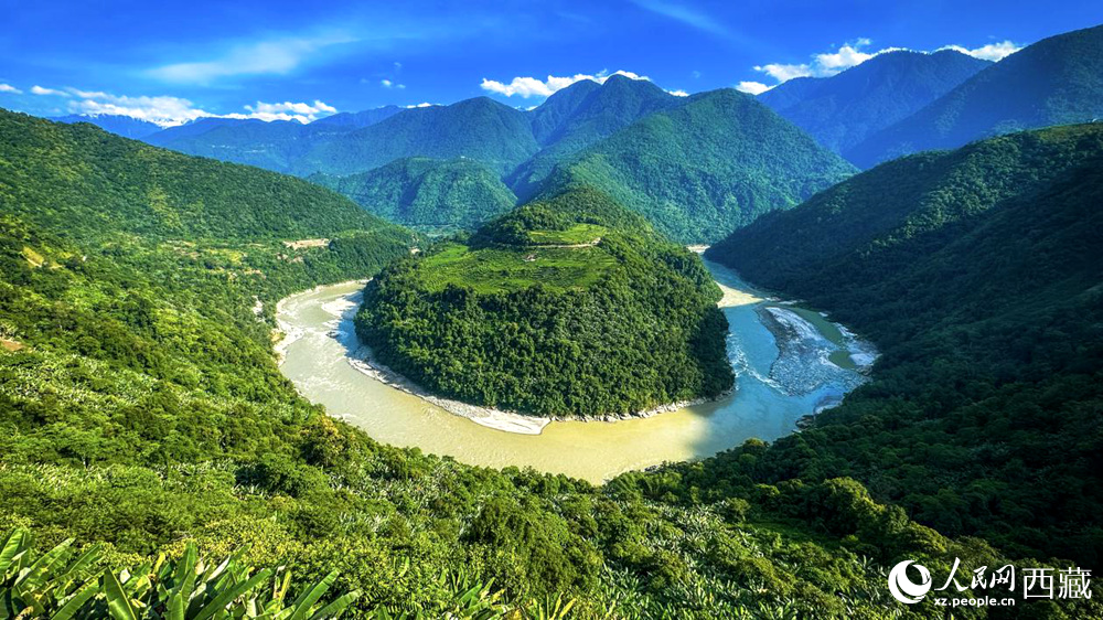 風(fēng)景秀麗、植被繁茂的西藏林芝市墨脫縣果果塘大拐彎。人民網(wǎng)記者 次仁羅布攝