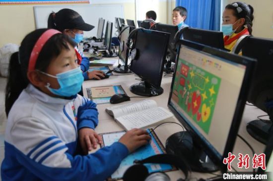 圖為鄉(xiāng)村學(xué)校少年宮的孩子們正在上電腦課?！〔抛尡尽z
