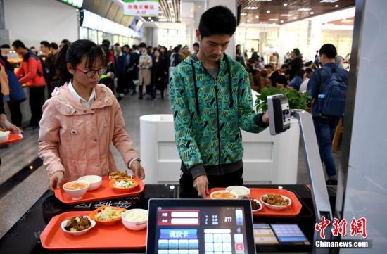 資料圖：某高校食堂學(xué)生在打飯。中新社記者 韓蘇原 攝