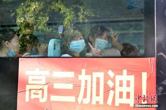 資料圖：2020年7月，廣西南寧沛鴻民族中學(xué)內(nèi)，高三學(xué)生乘坐高考專車前往考點(diǎn)。 中新社記者 俞靖 攝