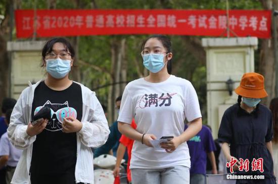 資料圖：2020年7月6日，江蘇南京一處考點，高考考生看完考場后走出考點。 中新社記者 泱波 攝