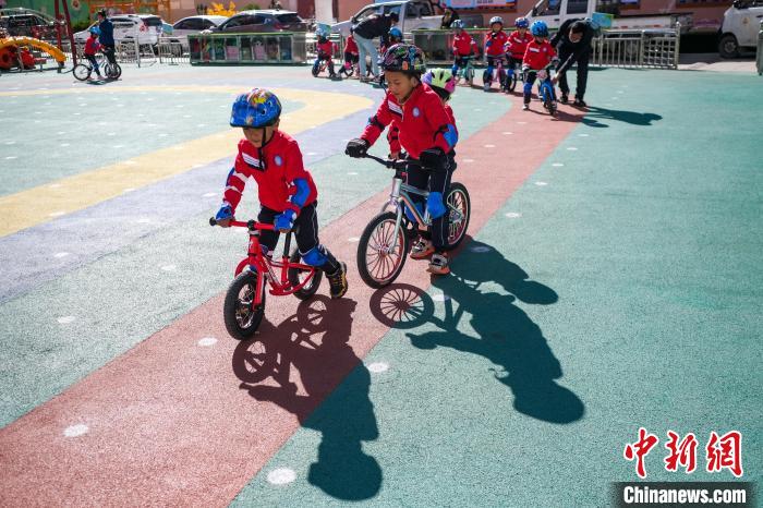 圖為拉薩市實(shí)驗(yàn)幼兒園孩子們正在練習(xí)滑步車?！『闻罾?攝