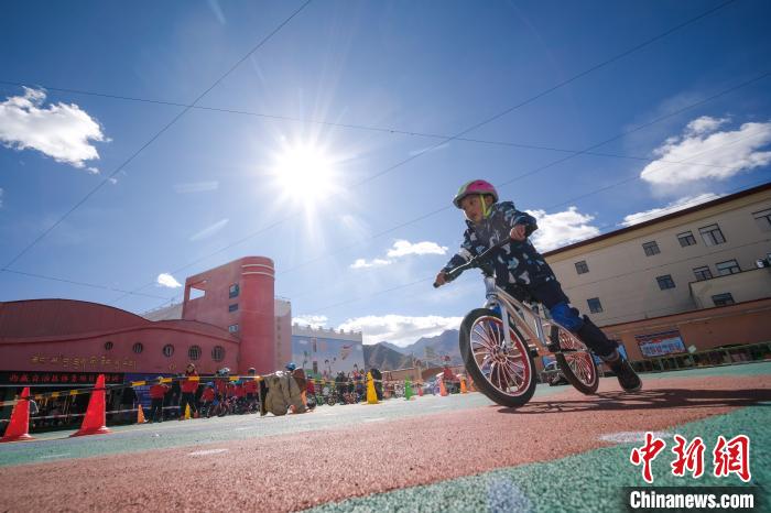 圖為拉薩市實(shí)驗(yàn)幼兒園孩子們正在練習(xí)滑步車?！『闻罾?攝