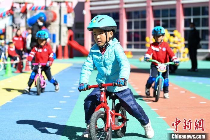 圖為拉薩市實(shí)驗(yàn)幼兒園孩子們正在練習(xí)滑步車?！『闻罾?攝