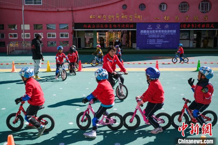 圖為拉薩市實(shí)驗(yàn)幼兒園孩子們正在練習(xí)滑步車?！『闻罾?攝