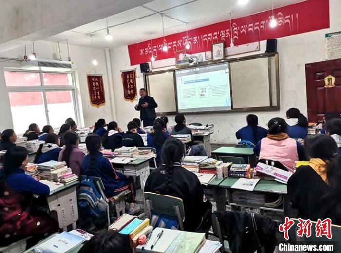 學(xué)生在免費(fèi)輔導(dǎo)班上課?！∧岈敵?攝