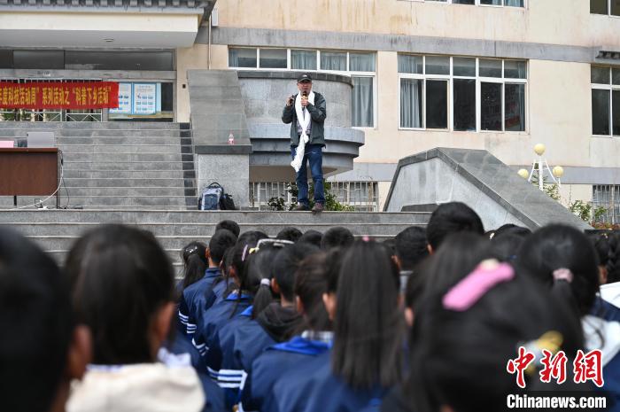 圖為西藏大學(xué)教授寧長春為中學(xué)生授課?！≮w朗 攝