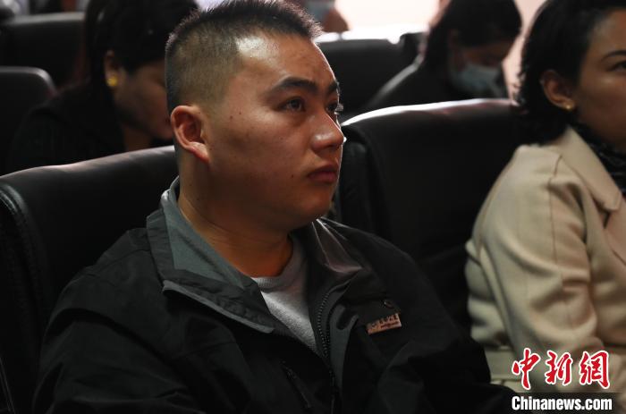 圖為企業(yè)工作人員參加講座?！≮w朗 攝