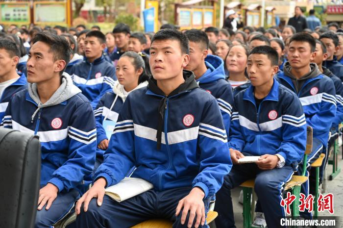 圖為昌都市第五高級中學(xué)學(xué)生參加授課。　趙朗 攝