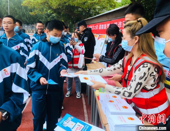 圖為西寧市法制宣傳進(jìn)校園?！∥鲗幨谐俏鲄^(qū)供圖