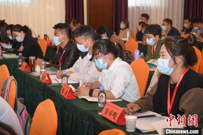 圖為第十五期全國預(yù)防青少年違法犯罪工作理論與務(wù)實(shí)高級研修班學(xué)員正在上課?！∝暩聛硭?攝